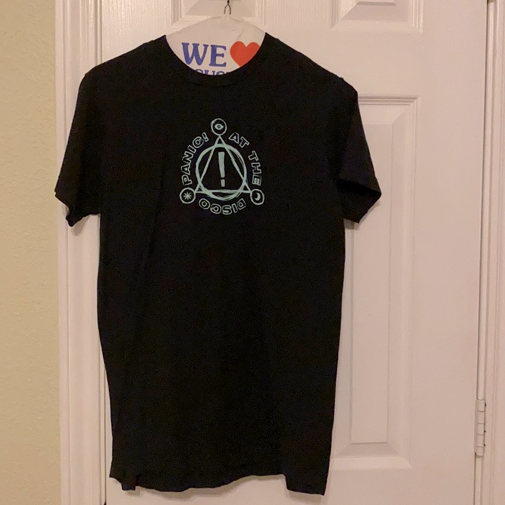 black crew neck graphic tee